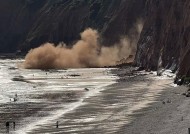 瞬间，数千块岩石坠落在英国热门旅游景点，距离海滩游客只有几码远