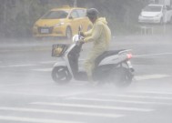 台风“克拉松”在台湾登陆，带来强风和暴雨