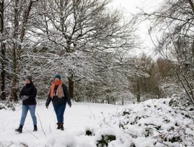 英国降雪:在寒冷的极地风暴中，英国气温骤降至零下2摄氏度的确切日期